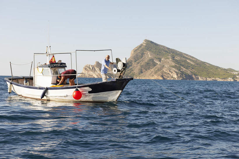 西方人,两个人,伙伴,朋友,渔夫,站,横图,室外,白天,正面,友谊,合作,团队,海浪,海洋,山,轮船,船,欧洲,欧洲人,一艘,握,阴影,光线,影子,浪花,山峰,云,云朵,山峦,拿,云彩,拿着,捕鱼,蓝色,白云,蓝天,天空,阳光,海水,交通工具,天,行驶,站着,战略,握着,晴朗,航行,打鱼,载具,海景,联合,合谋,配合,协作,老年男性,男人,男性,中年男性,白种人,捕鱼人,打鱼人,大海,风浪,海,海水的波动,近岸浪,涌浪,晴空,站立,彩图,全身