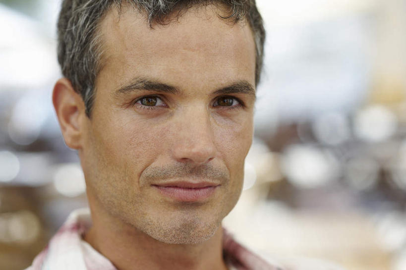 西方人,脸,头,脸颊,一个人,站,横图,室外,特写,白天,正面,欧洲,欧洲人,仅一个男性,仅一个人,仅一个中年男性,朦胧,模糊,棕色,注视,肩膀,观察,看,站着,观看,察看,关注,认真,男人,男性,中年男性,白种人,头部,脸部,脸蛋,面部,站立,半身,彩图,短发