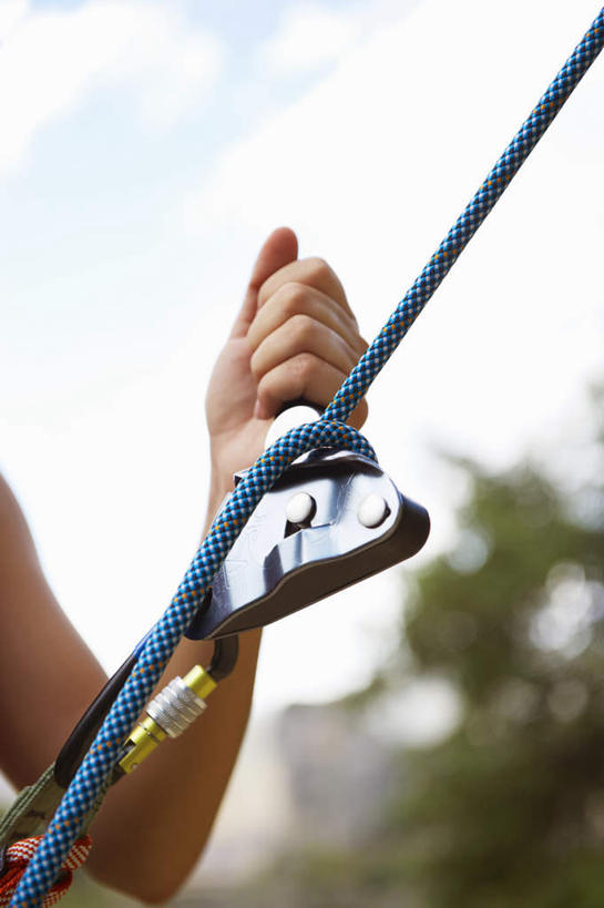 西方人,手,一个人,站,竖图,室外,特写,白天,正面,植物,欧洲,欧洲人,仅一个年轻女性,仅一个女性,仅一个人,握,阴影,朦胧,模糊,光线,影子,云,云朵,拿,云彩,拿着,树,树木,蓝色,绿色,白云,蓝天,天空,阳光,自然,绳子,天,站着,手部,握着,生长,晴朗,成长,单手,绳索,年轻女性,女人,女性,白种人,晴空,站立,半身,彩图,登山绳,首绳,提升钢丝绳,提升绳,主绳