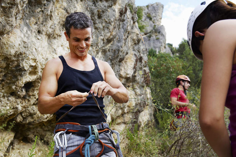 西方人,三个人,伙伴,朋友,站,笑,微笑,露齿笑,横图,室外,白天,正面,友谊,合作,团队,山,植物,帽子,金属制品,欧洲,欧洲人,连接,握,阴影,组合,服装,光线,金属,背心,头盔,影子,山峰,悬崖,云,云朵,山峦,拿,云彩,拿着,注视,树,树木,衣服,蓝色,绿色,黑色,白云,蓝天,天空,阳光,自然,安全帽,绳子,天,观察,看,站着,战略,握着,服饰,生长,晴朗,成长,观看,绳索,链接,察看,紧固,衣着,穿着,关注,拼接,拼凑,拼合,凑集,聚合,撮合,链结,牢固,联合,合谋,绝壁,衣饰,配合,协作,男人,男性,年轻男性,年轻女性,女人,女性,白种人,晴空,站立,半身,彩图,登山绳,钢环,首绳,提升钢丝绳,提升绳,岩钉钢环,主绳