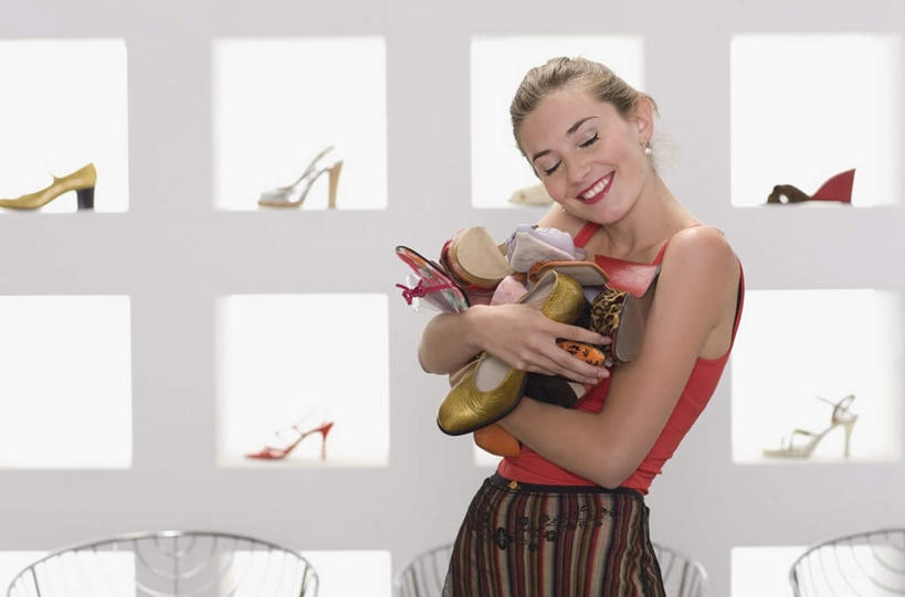 西方人,一个人,商店,站,闭眼,捧,笑,微笑,露齿笑,横图,室内,白天,正面,高跟鞋,裙子,购物,时尚,消费,超市,鞋子,欧洲,欧洲人,仅一个年轻女性,仅一个女性,仅一个人,一排,许多,连衣裙,整齐,货架,架子,排列,站着,金融,百货,队列,时髦,陈列架,鞋店,选购,贸易,百货公司,血拼,时兴,年轻女性,女人,女性,白种人,闭眼睛,闭着眼,闭着眼睛,端,端着,捧着,手捧,站立,半身,彩图,购物商场,购物中心,商业中心