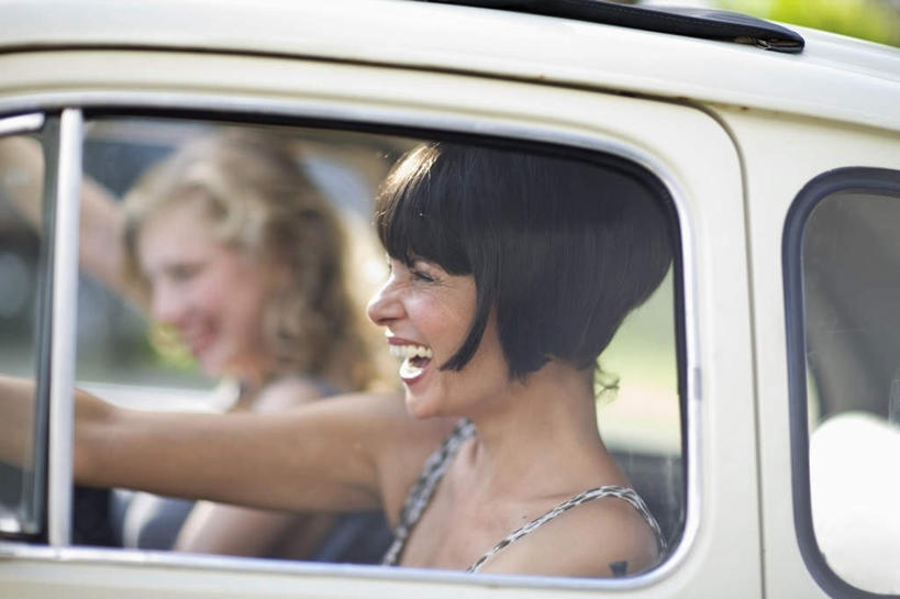 西方人,两个人,伙伴,朋友,坐,笑,微笑,露齿笑,横图,室外,白天,侧面,裙子,友谊,窗户,汽车,欧洲,欧洲人,一辆,握,连衣裙,朦胧,模糊,棕色,注视,玻璃窗,车,车窗,交通工具,轿车,观察,驾驶,看,行驶,金色,握着,观看,操纵,控制,察看,关注,载具,操控,把持,友情,年轻女性,女人,女性,中年女性,白种人,卷发,坐着,半身,彩图