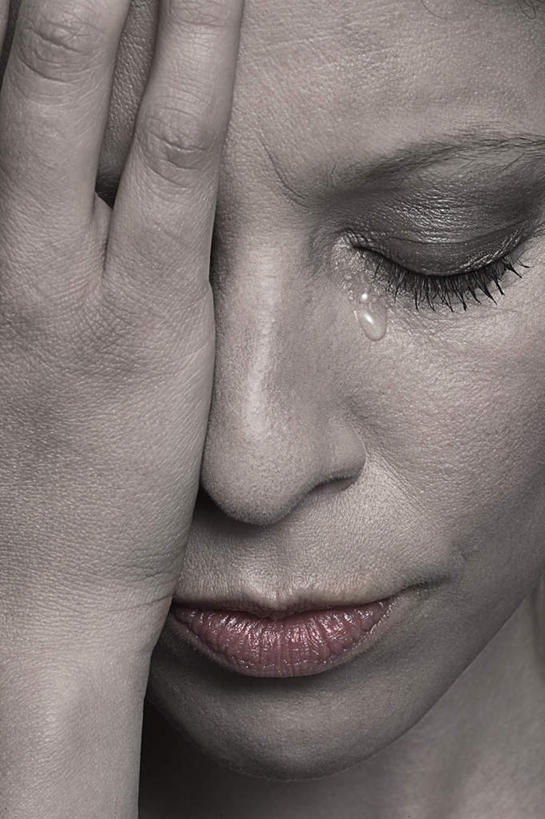 西方人,脸,头,脸颊,手,一个人,站,闭眼,哭,竖图,室内,特写,白天,正面,欧洲,欧洲人,仅一个女性,仅一个人,站着,仅一个中年女性,手部,捂,遮,遮掩,眼泪,摄影,影棚,单手,掩盖,遮挡,泪水,遮盖,悲哀,掩饰,悲痛,悲恸,女人,女性,中年女性,白种人,头部,脸部,脸蛋,面部,闭眼睛,闭着眼,闭着眼睛,站立,半身,彩图,影棚拍摄,哭泣,哭啼,拍摄