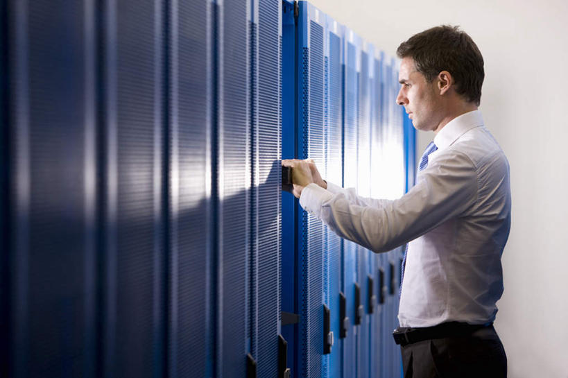 西方人,一个人,商务人士,商务男性,站,横图,室内,白天,侧面,衬衫,服务器,柜子,欧洲,欧洲人,仅一个男性,仅一个人,仅一个中年男性,一排,许多,套装,检查,整齐,工作,墙,注视,墙壁,墙面,排列,橱柜,扶,观察,看,站着,观看,察看,扶着,队列,关注,商务装,工薪阶层,男人,男性,中年男性,白种人,白领,上班族,站立,半身,彩图,衬衣