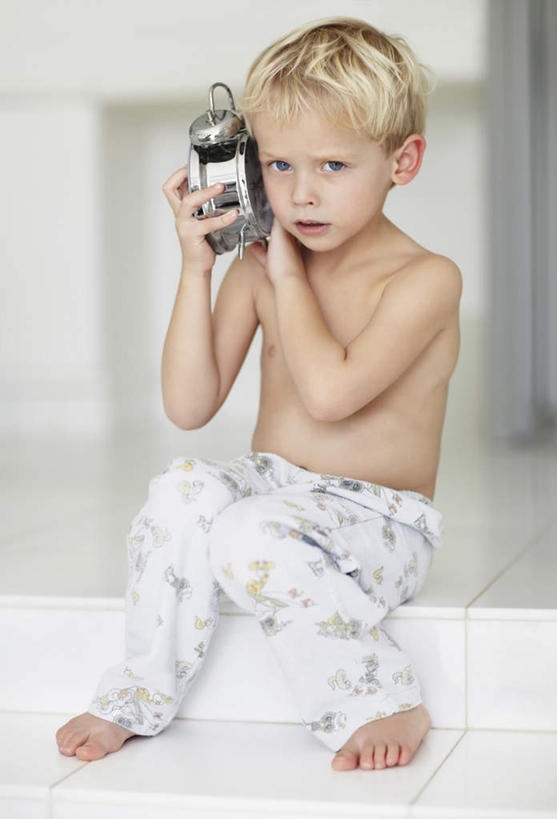 西方人,儿童,一个人,坐,竖图,室内,白天,正面,纯洁,闹钟,欧洲,欧洲人,仅一个男性,仅一个人,握,花纹,睡衣,朦胧,模糊,时间,瓷砖,地砖,时钟,墙,地面,拿,听,计时,拿着,裸露,墙壁,墙面,小孩,钟表,扛,仅一个小孩,金色,表,可爱,童年,童趣,握着,倾听,裸,童真,烂漫,无邪,扛在肩上,天真,男孩,男人,男性,白种人,孩子,钟,坐着,彩图,全身,短发,男生