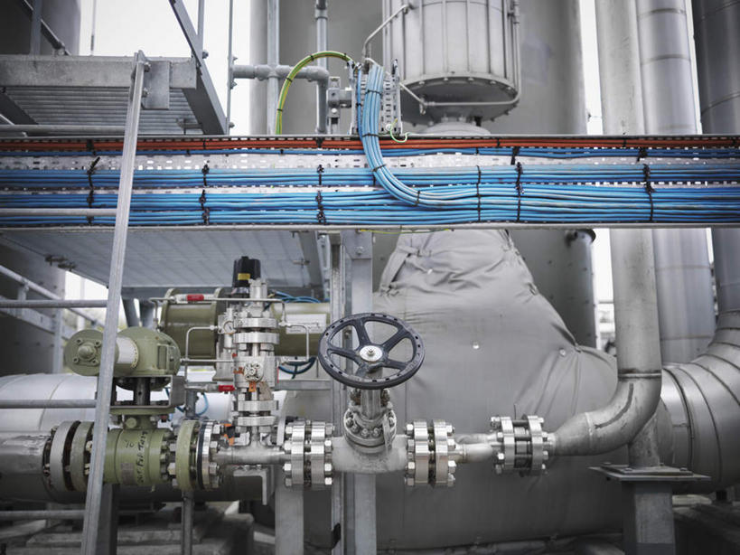 无人,工厂,横图,室内,白天,正面,车间,机器,阴影,缠绕,反射,影子,银色,联系,设备,管道,蓝色,方向盘,机械,发电站,能源,复杂,控制,能量,纠缠,彩图,制造厂