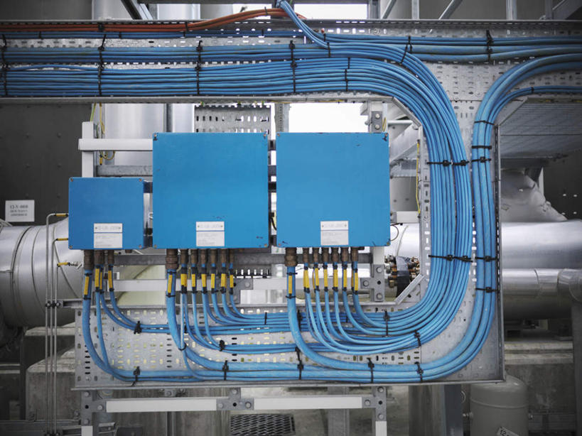 无人,工厂,横图,室内,白天,正面,车间,机器,阴影,缠绕,反射,影子,银色,联系,设备,管道,蓝色,方向盘,机械,发电站,能源,复杂,控制,能量,纠缠,彩图,制造厂