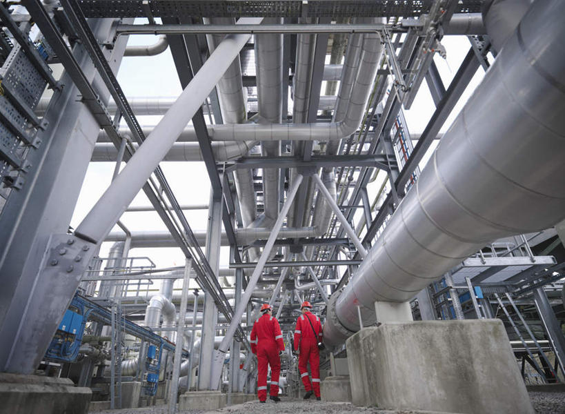 西方人,两个人,伙伴,朋友,科学家,走,说,横图,室外,白天,仰视,工作服,制服,讨论,友谊,合作,团队,欧洲,欧洲人,阴影,工作,光线,影子,管道,红色,天空,阳光,天,发电站,战略,能源,天然气,科研人员,研究者,能量,科学研究者,联合,合谋,有机物,工作制服,甲烷,无色,无味,可燃冰,沼气,交流,配合,协作,男人,男性,中年男性,白种人,科学工作者,步行,沟通,讲话,交谈,散步,商讨,说话,谈话,走路,彩图,低角度拍摄,全身,工作套服