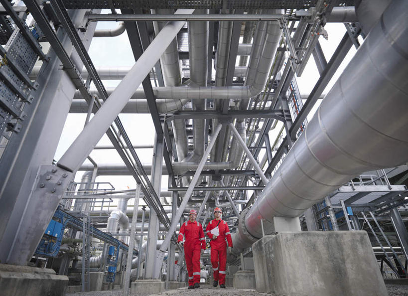 西方人,两个人,伙伴,朋友,科学家,走,说,横图,室外,白天,仰视,工作服,制服,讨论,友谊,合作,团队,欧洲,欧洲人,阴影,工作,光线,影子,管道,红色,天空,阳光,天,发电站,战略,能源,天然气,科研人员,研究者,能量,科学研究者,联合,合谋,有机物,工作制服,甲烷,无色,无味,可燃冰,沼气,交流,配合,协作,男人,男性,中年男性,白种人,科学工作者,步行,沟通,讲话,交谈,散步,商讨,说话,谈话,走路,彩图,低角度拍摄,全身,工作套服