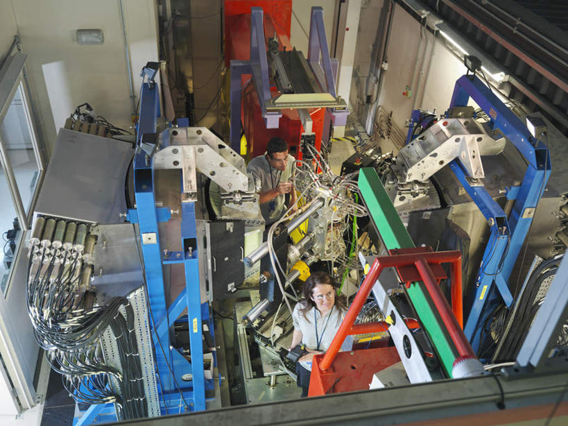 西方人,两个人,伙伴,朋友,科学家,站,横图,俯视,室内,白天,衬衫,友谊,安全,合作,团队,仪器,欧洲,欧洲人,检查,工作,圆形,眼镜,实验室,研究室,防护,注视,设备,观察,看,站着,战略,观看,护目镜,保护,察看,科研人员,关注,环形,保险,研究者,装置,试验室,实验器材,科学研究者,保全,周全,安稳,安定,联合,合谋,安全防护眼镜,粒子加速器,加速器,实验设备,配合,平安,协作,男人,男性,女人,女性,中年男性,中年女性,白种人,科学工作者,站立,半身,彩图,高角度拍摄,衬衣,加速,防护眼镜