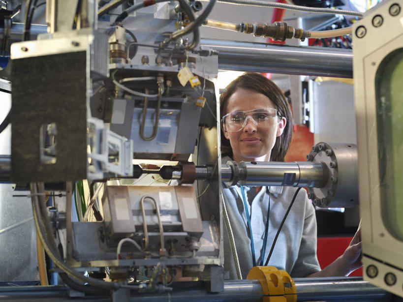 西方人,一个人,科学家,站,横图,室内,白天,正面,工作服,制服,欧洲,欧洲人,仅一个女性,仅一个人,检查,工作,眼镜,实验室,研究室,注视,设备,观察,看,站着,仅一个中年女性,观看,察看,科研人员,关注,研究者,装置,近视眼镜,试验室,科学研究者,工作制服,粒子加速器,加速器,女人,女性,中年女性,白种人,科学工作者,站立,半身,彩图,工作套服,加速