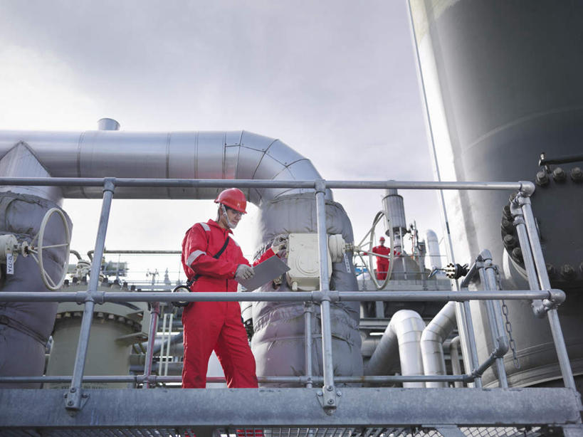 西方人,一个人,工厂,栏杆,站,横图,室外,白天,仰视,工作服,制服,帽子,欧洲,欧洲人,仅一个男性,仅一个人,仅一个中年男性,握,检查,扶手,头盔,乌云,云,阴天,云朵,拿,云彩,拿着,注视,管道,护栏,天空,安全帽,天,观察,看,站着,握着,观看,天然气,察看,昏暗,阴沉,关注,记录板,记事板,有机物,工作制服,甲烷,无色,无味,可燃冰,沼气,男人,男性,中年男性,白种人,站立,半身,彩图,低角度拍摄,工作套服,工地,制造厂