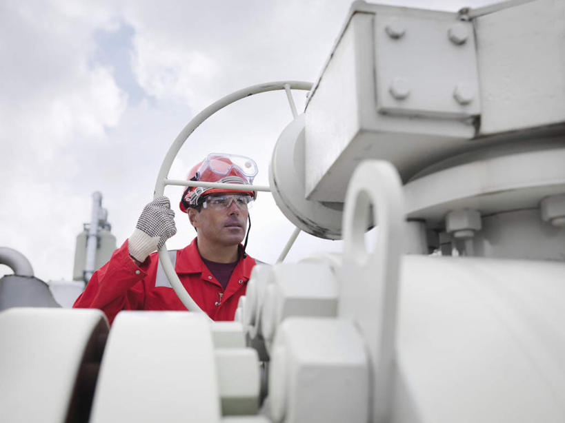 西方人,一个人,工程师,建筑工人,建筑师,站,横图,室外,白天,正面,工作服,制服,安全,帽子,欧洲,欧洲人,仅一个男性,仅一个人,仅一个中年男性,握,阴影,光线,头盔,眼镜,影子,云,云朵,防护,云彩,注视,红色,蓝色,白云,蓝天,天空,阳光,安全帽,手套,天,观察,看,站着,发电站,握着,晴朗,观看,天然气,护目镜,保护,察看,关注,保险,保全,周全,安稳,安定,防护手套,有机物,安全防护眼镜,工作制服,甲烷,无色,无味,可燃冰,沼气,平安,男人,男性,中年男性,白种人,晴空,技师,建筑工,建筑设计师,站立,半身,彩图,工作套服,防护眼镜