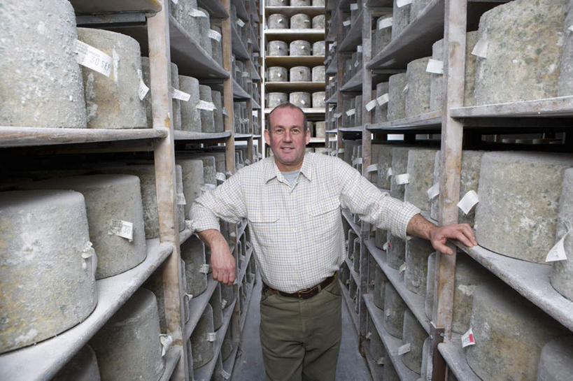 奶酪,西方人,一个人,站,笑,微笑,横图,室内,白天,正面,衬衫,储藏室,柜子,玻璃,欧洲,欧洲人,仅一个男性,仅一个人,仅一个中年男性,一排,许多,整齐,标签,干酪,起司,芝士,营养,仓库,注视,货架,玻璃制品,排列,扶,观察,看,站着,展示,乳酪,观看,察看,乳制品,扶着,储存,队列,关注,发酵,切达干酪,展现,陈列柜,车达奶酪,车打奶酪,切达奶酪,储备,蕴藏,贮备,男人,男性,中年男性,白种人,站立,半身,彩图,衬衣,贮存