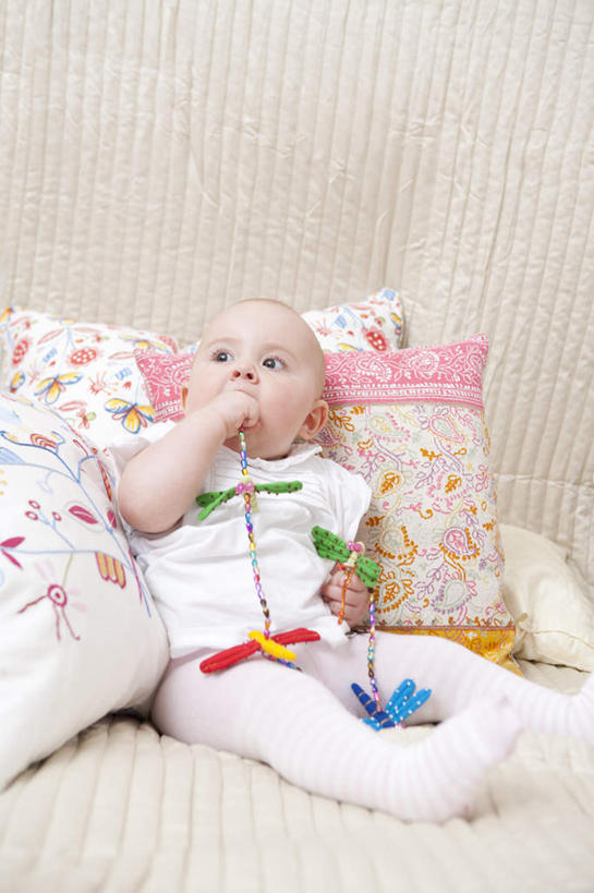 西方人,婴儿,儿童,一个人,躺,竖图,室外,白天,正面,婴儿服装,纯洁,安全,床,靠垫,卧室,欧洲,欧洲人,仅一个人,咬,花纹,图案,靠枕,注视,小孩,垫子,枕头,观察,看,舒服,可爱,单人床,活泼,婴儿用品,观看,婴儿床,保护,咬着,察看,舒适,关注,宝宝,纯真,烂漫,无邪,婴儿房,卧着,伶俐,天真,白种人,孩子,躺着,卧,彩图,全身,婴儿服,睡房,卧房