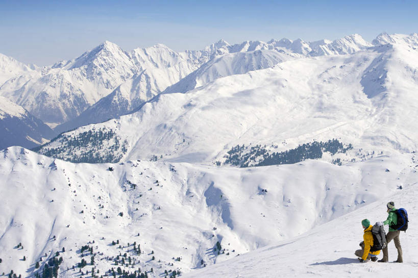 西方人,两个人,夫妻,站,蹲,横图,室外,白天,侧面,爱情,锻炼,旅游,度假,运动,山,雪,雪山,大雪,帽子,欧洲,欧洲人,阴影,服装,光线,包,影子,冰,积雪,山峰,雪景,云,云朵,冬季,冬天,山峦,浪漫,云彩,旅行包,注视,娱乐,衣服,蓝色,白云,蓝天,天空,阳光,背包,手套,天,观察,看,站着,享受,休闲,温暖,温馨,棉衣,恩爱,放松,寒冷,恋人,服饰,晴朗,观看,保暖,和睦,察看,冰冷,御寒,关注,室外运动,户外运动,棉袄,棉帽,严寒,旅游包,冰凉,酷寒,凛冽,凛凛,极冷,棉服,冬装,男人,男性,女人,女性,中年男性,中年女性,白种人,夫妇,情侣,晴空,蹲着,站立,彩图,全身,健身,袄子,棉被服,伴侣,融洽,双肩包