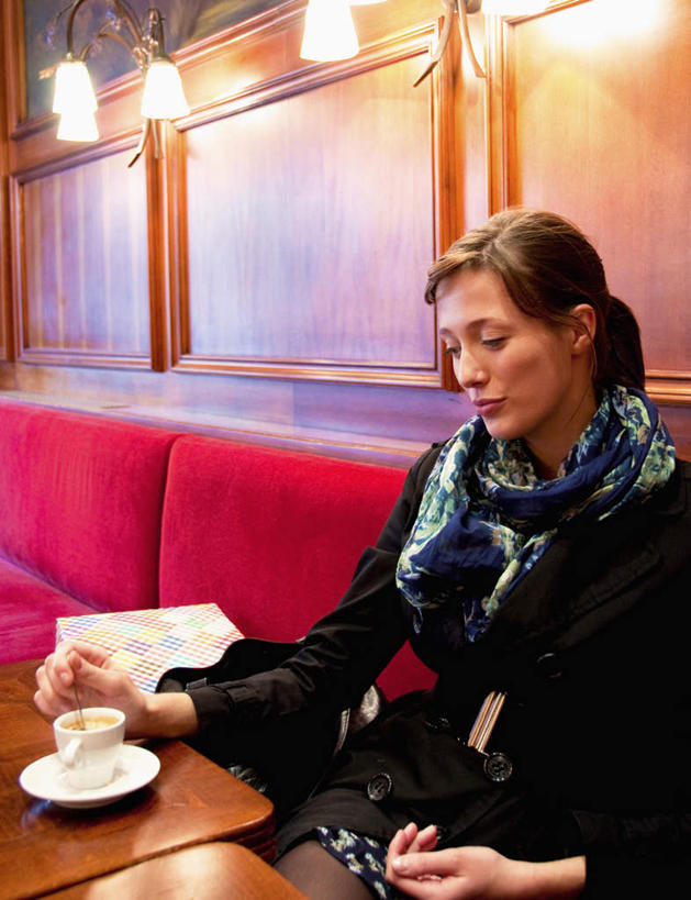 咖啡,西方人,一个人,坐,竖图,室内,白天,正面,幸福,餐桌,沙发,桌面,桌子,杯子,照明,欧洲,欧洲人,仅一个年轻女性,仅一个女性,仅一个人,喝,握,服装,装饰,壁灯,瓷器,墙,灯光,咖啡杯,陶瓷制品,注视,休闲装,娱乐,墙壁,墙面,灯,饮料,衣服,围巾,灯具,观察,看,享受,休闲,温暖,温馨,休闲服,放松,乐趣,握着,服饰,餐台,围脖,观看,保暖,华丽,照亮,点缀,察看,提神,舒适,御寒,照明设备,关注,咖啡店,瓷杯,醒脑,咖啡屋,布艺沙发,衬托,美观,雅致,雅观,软饮料,年轻女性,女人,女性,白种人,坐着,半身,彩图,咖啡馆