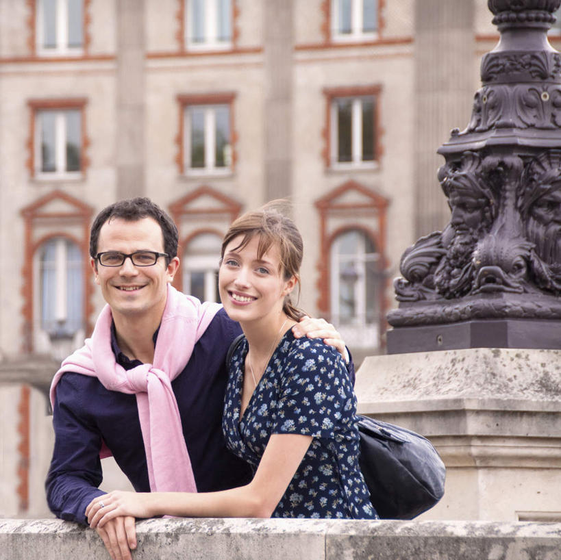 西方人,两个人,夫妻,站,抱,笑,微笑,露齿笑,横图,室外,白天,正面,毛衣,爱情,窗户,雕塑,欧洲,欧洲人,服装,艺术,装饰,雕刻,雕像,眼镜,墙,浪漫,注视,休闲装,玻璃窗,墙壁,墙面,衣服,粉色,工艺品,观察,看,站着,休闲,温暖,温馨,休闲服,恩爱,恋人,服饰,抱着,观看,纪念,美术,和睦,察看,搂着,关注,主题,线衫,近视眼镜,陈列,功能,美学,男人,男性,年轻女性,女人,女性,中年男性,白种人,夫妇,情侣,搂,站立,半身,彩图,绒衣,套衫,套头毛衣,线衣,伴侣,融洽