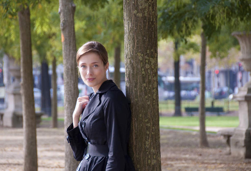 西方人,一个人,公园,站,笑,微笑,横图,室外,白天,侧面,树林,植物,欧洲,欧洲人,仅一个年轻女性,仅一个女性,仅一个人,阴影,服装,朦胧,模糊,光线,影子,地面,注视,休闲装,树,树木,衣服,绿色,阳光,自然,观察,看,靠,靠着,站着,休闲,休闲服,服饰,生长,成长,观看,察看,关注,年轻女性,女人,女性,白种人,站立,半身,彩图