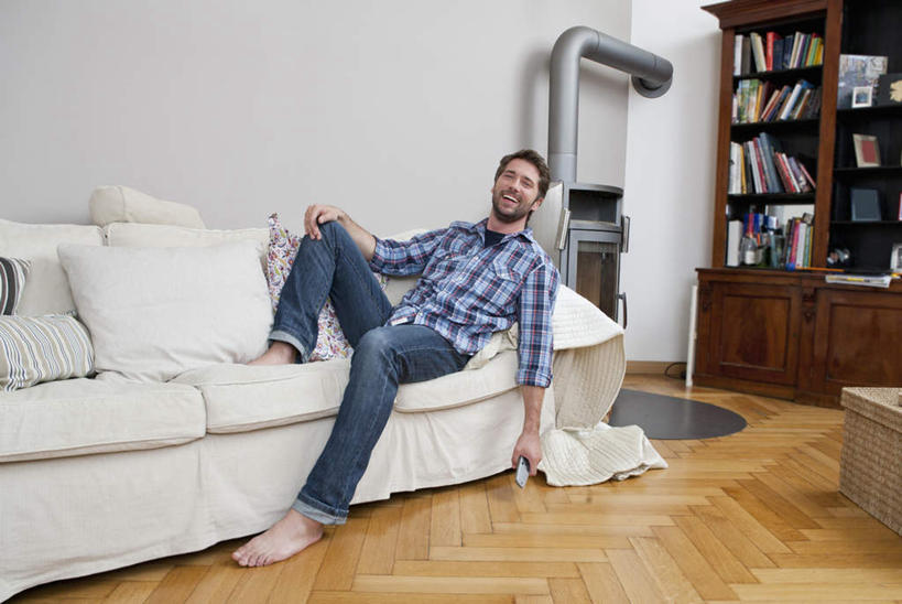 西方人,胡须,一个人,客厅,躺,笑,微笑,露齿笑,横图,室内,白天,正面,衬衫,地板,柜子,靠垫,沙发,欧洲,欧洲人,仅一个男性,仅一个人,仅一个中年男性,许多,裤子,材料,档案,方格,格子,文件,墙,靠枕,地面,注视,牛仔裤,光脚,木地板,墙壁,墙面,排列,资料,垫子,枕头,观察,看,靠,靠着,赤脚,观看,察看,起居室,队列,关注,文档,档案柜,布艺沙发,客堂,卧着,男人,男性,中年男性,白种人,胡子,络腮胡,躺着,卧,彩图,全身,衬衣