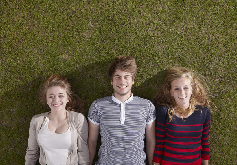 西方人,三个人,伙伴,朋友,躺,笑,微笑,露齿笑,横图,俯视,室外,白天,友谊,草地,草坪,植物,欧洲,欧洲人,阴影,条纹,服装,光线,影子,棕色,注视,休闲装,草,衣服,红色,绿色,阳光,观察,看,休闲,休闲服,服饰,观看,察看,关注,卧着,友情,男人,男性,年轻男性,年轻女性,女人,女性,白种人,长发,躺着,卧,半身,彩图,高角度拍摄