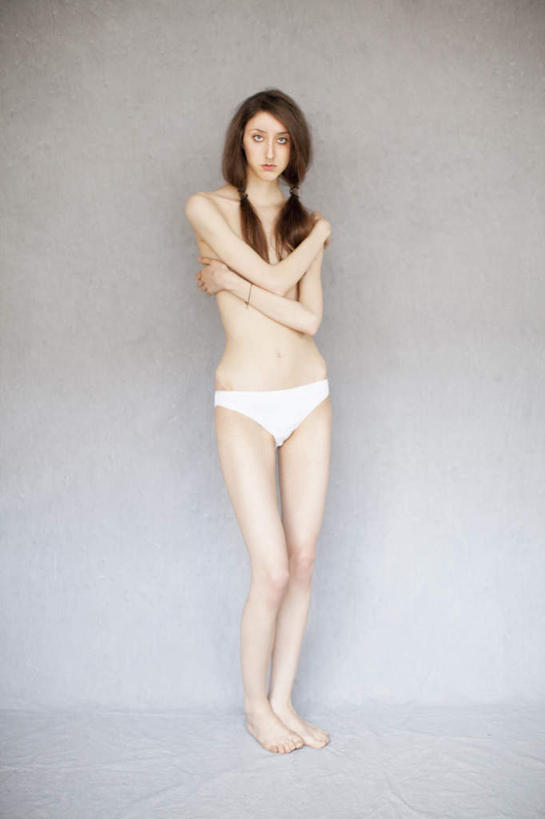 西方人,一个人,站,双手交叉,竖图,室内,白天,白色背景,正面,欧洲,欧洲人,仅一个年轻女性,仅一个女性,仅一个人,内裤,短裤,墙,棕色,注视,光脚,裸露,墙壁,墙面,白色,观察,看,站着,赤脚,摄影,影棚,观看,察看,双手抱胸,关注,裸,年轻女性,女人,女性,白种人,长发,站立,彩图,全身,影棚拍摄,拍摄