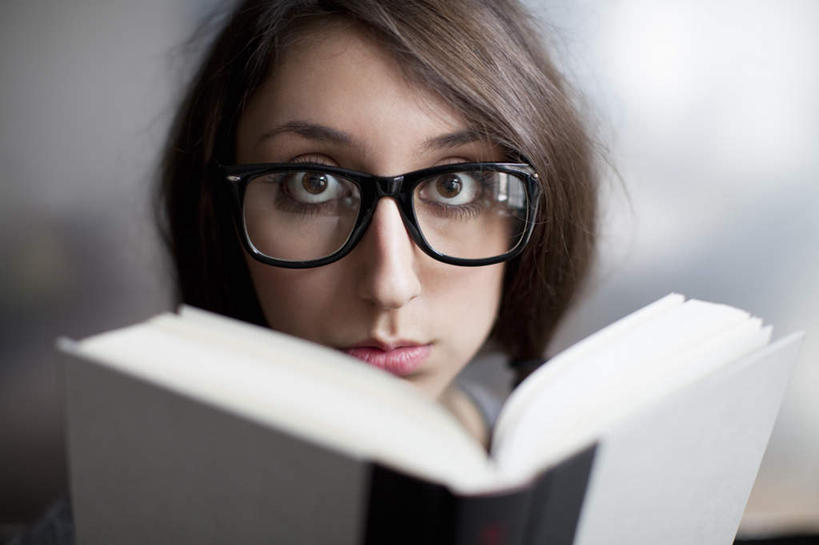 西方人,脸,头,脸颊,一个人,坐,横图,室内,特写,白天,正面,书籍,欧洲,欧洲人,仅一个年轻女性,仅一个女性,仅一个人,一本,握,阴影,朦胧,模糊,反射,眼镜,影子,棕色,拿,拿着,注视,打开,观察,看,握着,观看,察看,开启,关注,近视眼镜,年轻女性,女人,女性,白种人,头部,长发,脸部,脸蛋,面部,书,图书,坐着,半身,彩图