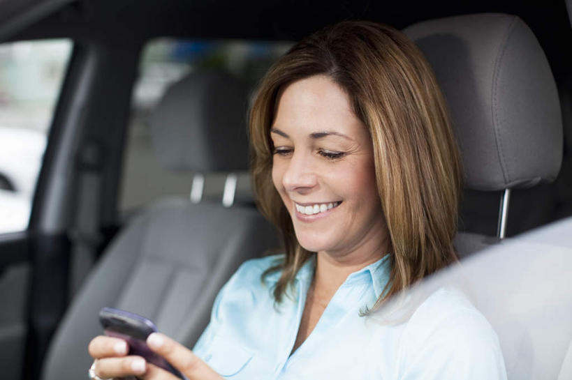 西方人,一个人,坐,笑,打电话,微笑,露齿笑,横图,室外,白天,正面,衬衫,窗户,汽车,电话,手机,欧洲,欧洲人,仅一个女性,仅一个人,握,朦胧,模糊,棕色,拿,拿着,注视,通讯设备,座椅,玻璃窗,车,车窗,交通工具,轿车,观察,看,仅一个中年女性,握着,观看,察看,关注,载具,车座,驾驶座,交流,女人,女性,中年女性,白种人,长发,直发,沟通,通话,坐着,半身,彩图,衬衣