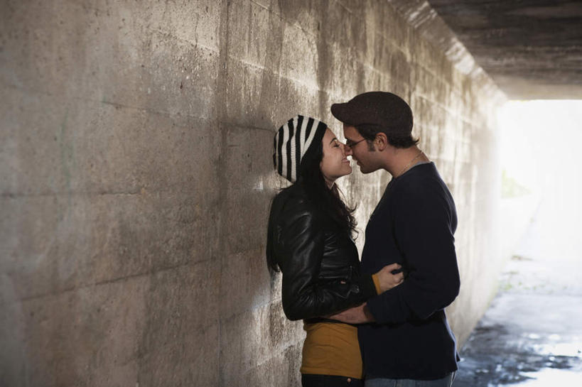 西方人,两个人,夫妻,站,闭眼,抱,吻,横图,室外,白天,侧面,爱情,天花板,帽子,欧洲,欧洲人,阴影,服装,反射,隧道,影子,墙,地面,浪漫,休闲装,相视,墙壁,墙面,衣服,靠,靠着,站着,休闲,温暖,温馨,面对面,休闲服,恩爱,恋人,服饰,抱着,对视,和睦,互视,搂着,相对,相看,无边帽,男人,男性,年轻男性,年轻女性,女人,女性,白种人,夫妇,情侣,闭眼睛,闭着眼,闭着眼睛,接吻,搂,亲,亲吻,亲嘴,站立,半身,彩图,伴侣,融洽