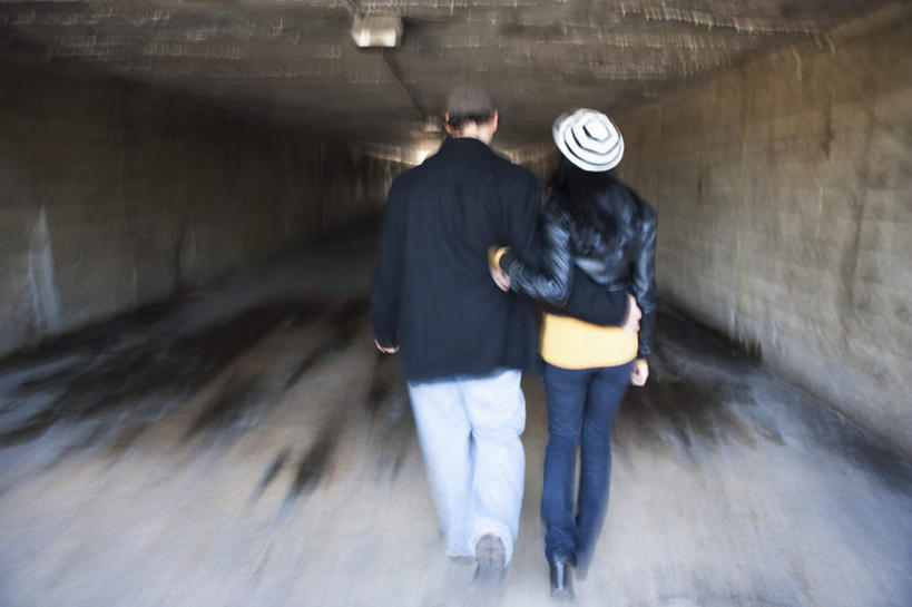 西方人,两个人,夫妻,走,抱,横图,室外,白天,爱情,天花板,帽子,欧洲,欧洲人,阴影,服装,朦胧,模糊,反射,隧道,影子,墙,地面,浪漫,休闲装,墙壁,墙面,背面,衣服,休闲,温暖,温馨,休闲服,恩爱,恋人,服饰,抱着,和睦,搂着,无边帽,男人,男性,年轻男性,年轻女性,女人,女性,白种人,夫妇,情侣,步行,搂,散步,走路,彩图,全身,伴侣,融洽