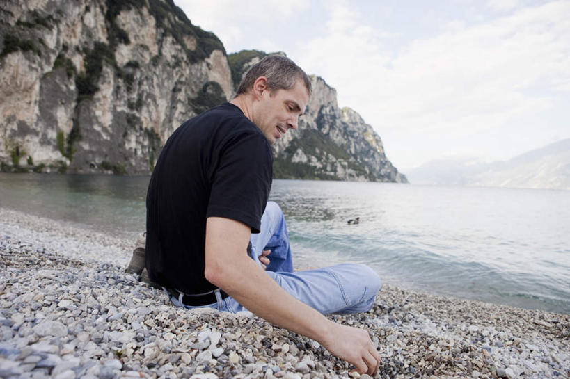 西方人,一个人,坐,笑,微笑,横图,室外,白天,T恤衫,湖,湖泊,石头,山,水,意大利,欧洲,欧洲人,仅一个男性,仅一个人,仅一个中年男性,阴影,服装,裤子,光线,石子,影子,湖面,山峰,水流,水面,云,云朵,地面,山峦,T恤,云彩,扭头,注视,牛仔裤,休闲装,背面,衣服,蓝色,黑色,白云,蓝天,天空,阳光,湖水,天,观察,看,转头,休闲,休闲服,服饰,晴朗,观看,察看,关注,南欧,意大利共和国,布雷西亚省,贝纳科湖,加尔达湖,男人,男性,中年男性,白种人,石块,岩石,晴空,坐着,彩图,全身