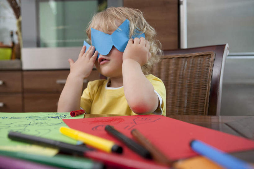 西方人,儿童,一个人,坐,横图,彩色,室内,白天,正面,T恤衫,游戏,纯洁,窗户,桌面,桌子,椅子,欧洲,欧洲人,仅一个男性,仅一个人,握,服装,笔,纸,木椅,办公用品,纸张,拿,玩,T恤,拿着,休闲装,娱乐,书桌,玻璃窗,文具,小孩,衣服,黄色,红色,绿色,画笔,课桌,学习用品,仅一个小孩,休闲,休闲服,可爱,童年,童趣,握着,遮,遮掩,服饰,活动,文具用品,掩盖,遮挡,发泄,消遣,智力,童真,烂漫,无邪,遮盖,宣泄,掩饰,天真,男孩,男人,男性,白种人,孩子,画纸,玩耍,嬉戏,坐着,半身,彩图,铅画纸,素描纸,男生