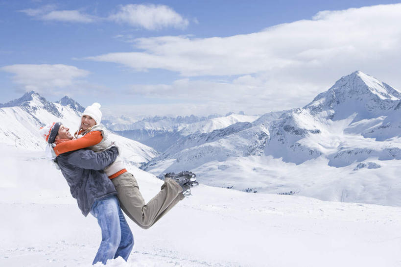 西方人,两个人,夫妻,站,抱,笑,微笑,露齿笑,横图,室外,白天,侧面,爱情,山,雪,雪山,大雪,欧洲,欧洲人,阴影,服装,裤子,装饰,光线,影子,冰,积雪,山峰,雪景,云,云朵,冬季,冬天,山峦,浪漫,云彩,注视,牛仔裤,相视,衣服,蓝色,白云,蓝天,天空,阳光,手套,围巾,天,观察,看,站着,温暖,温馨,面对面,棉衣,恩爱,寒冷,恋人,服饰,晴朗,围脖,抱着,观看,对视,保暖,华丽,点缀,和睦,察看,冰冷,互视,搂着,御寒,关注,翘起,相对,棉袄,相看,衬托,美观,雅致,雅观,严寒,冰凉,酷寒,凛冽,凛凛,极冷,棉服,冬装,男人,男性,女人,女性,中年男性,中年女性,白种人,夫妇,情侣,晴空,搂,搂抱,站立,彩图,全身,袄子,棉被服,伴侣,融洽