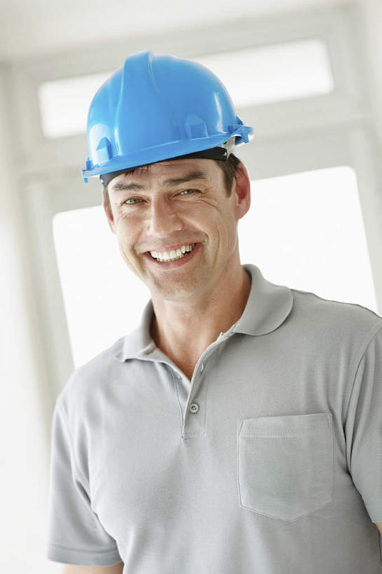 西方人,一个人,设计师,站,笑,微笑,露齿笑,竖图,室内,白天,正面,T恤衫,窗户,帽子,欧洲,欧洲人,仅一个男性,仅一个人,仅一个中年男性,服装,头盔,T恤,注视,休闲装,玻璃窗,衣服,蓝色,灰色,安全帽,观察,看,站着,休闲,休闲服,服饰,观看,察看,关注,男人,男性,中年男性,白种人,美术设计员,设计,设计家,设计者,站立,半身,彩图