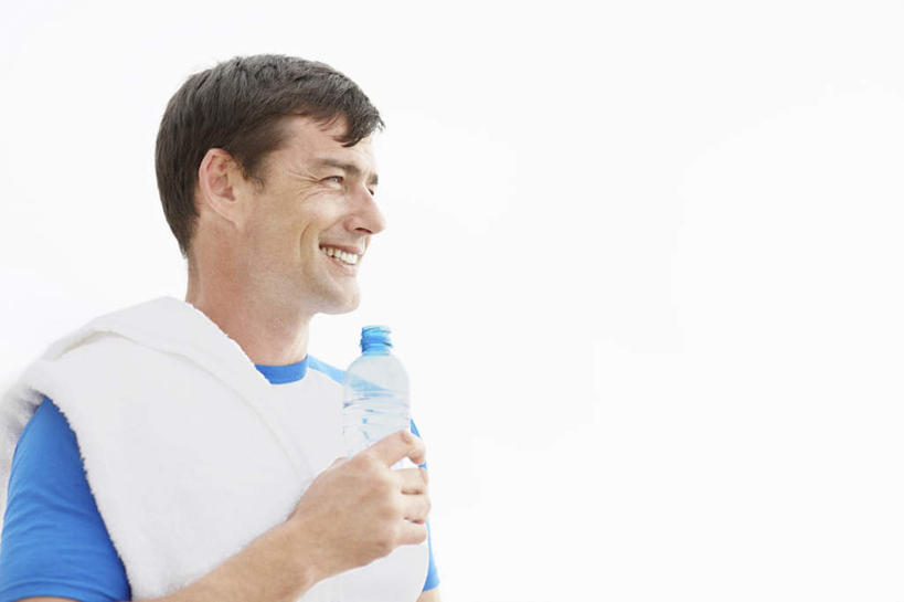 西方人,一个人,站,笑,微笑,露齿笑,横图,室外,白天,正面,T恤衫,水,欧洲,欧洲人,仅一个男性,仅一个人,仅一个中年男性,握,阴影,服装,朦胧,模糊,光线,纺织物,液体,影子,拿,T恤,拿着,注视,休闲装,饮用水,衣服,蓝色,白色,天空,阳光,瓶子,塑料制品,毛巾,矿泉水,天,观察,看,清洁,站着,休闲,休闲服,塑料瓶,握着,服饰,观看,保暖,察看,关注,蒸馏水,透气,防水,储水,耐磨,吸水,男人,男性,中年男性,白种人,站立,半身,彩图