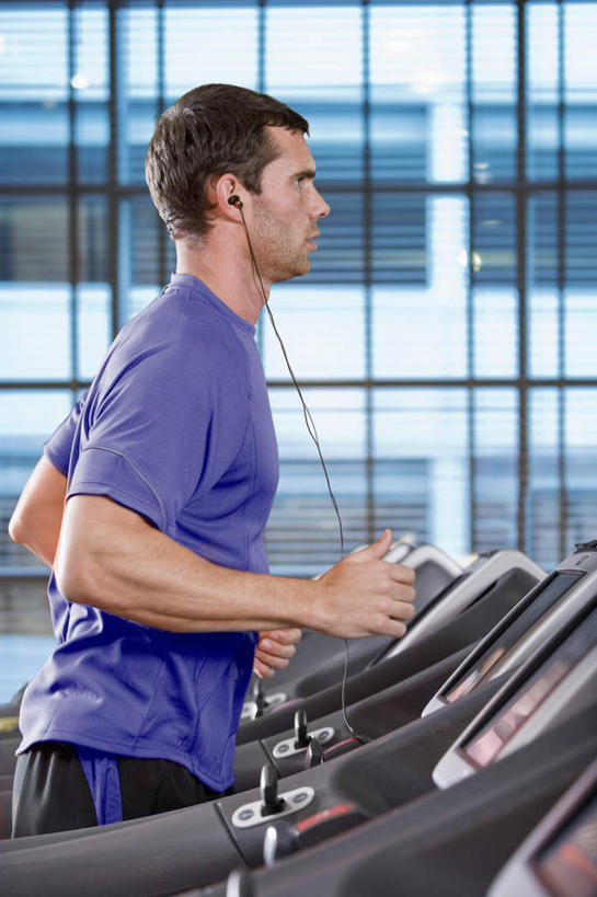 西方人,一个人,健身房,站,跑,竖图,室内,白天,侧面,T恤衫,锻炼,快乐,满意,幸福,运动,窗户,落地窗,欧洲,欧洲人,仅一个男性,仅一个人,仅一个中年男性,服装,音响,音乐,T恤,休闲装,娱乐,运动器械,玻璃窗,衣服,紫色,耳机,站着,享受,休闲,休闲服,健身器械,放松,服饰,舒适,享乐,健身器材,慢跑,体育,男人,男性,中年男性,白种人,跑步,站立,半身,彩图,健身,健身馆,运动器材,跑步机