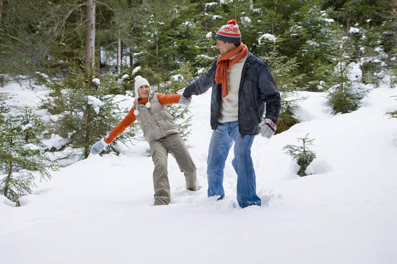 西方人,两个人,夫妻,走,握手,笑,微笑,露齿笑,横图,室外,白天,侧面,爱情,树林,雪,植物,大雪,欧洲,欧洲人,服装,裤子,装饰,冰,积雪,雪景,冬季,冬天,浪漫,注视,牛仔裤,树,树木,衣服,绿色,自然,手套,围巾,观察,看,温暖,温馨,棉衣,恩爱,寒冷,恋人,服饰,生长,成长,围脖,观看,保暖,华丽,点缀,和睦,察看,冰冷,御寒,关注,棉袄,衬托,美观,雅致,雅观,严寒,冰凉,酷寒,凛冽,凛凛,极冷,棉服,冬装,男人,男性,女人,女性,中年男性,中年女性,白种人,夫妇,情侣,步行,搀手,拉手,散步,手搀手,手拉手,手牵手,手握手,走路,彩图,全身,袄子,棉被服,伴侣,融洽