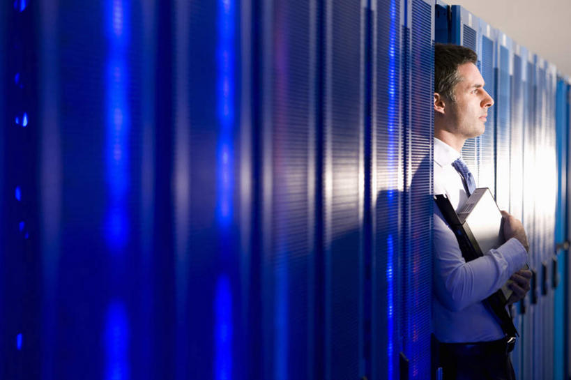 西方人,一个人,商务人士,商务男性,站,横图,室内,白天,侧面,衬衫,欧洲,欧洲人,仅一个男性,仅一个人,仅一个中年男性,一排,握,套装,整齐,网络,领带,拿,拿着,注视,输入设备,通讯设备,开关,排列,蓝色,按钮,观察,看,站着,握着,观看,光驱,主机,察看,机箱,象征,庄重,队列,关注,通信设备,商务装,身份,工薪阶层,光盘驱动器,正式,地位,男人,男性,中年男性,白种人,白领,上班族,站立,半身,彩图,衬衣