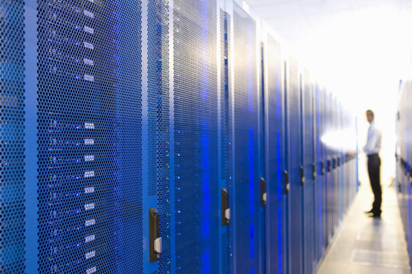 西方人,一个人,商务人士,商务男性,站,横图,室内,白天,侧面,衬衫,欧洲,欧洲人,仅一个男性,仅一个人,仅一个中年男性,一排,套装,整齐,网络,注视,输入设备,通讯设备,开关,排列,蓝色,按钮,观察,看,站着,观看,光驱,主机,察看,机箱,队列,关注,通信设备,商务装,工薪阶层,光盘驱动器,男人,男性,中年男性,白种人,白领,上班族,站立,彩图,全身,衬衣