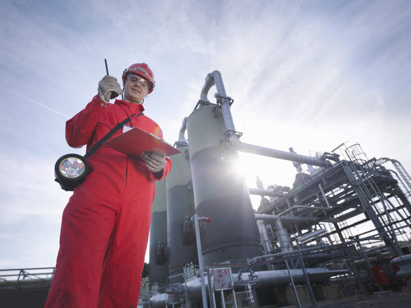 西方人,一个人,站,说,横图,室外,白天,仰视,工作服,制服,讨论,通讯,帽子,照明,欧洲,欧洲人,仅一个男性,仅一个人,仅一个中年男性,握,材料,档案,头盔,文件,纸,云,云朵,灯光,拿,移动,云彩,拿着,注视,通讯设备,灯,蓝色,白云,蓝天,天空,安全帽,容器,手稿,资料,天,观察,看,站着,油罐,储油罐,握着,通信,晴朗,观看,储藏,对讲机,证明,照亮,察看,照明设备,储存,关注,文档,手电筒,电筒,手电,工作制服,存油罐,贮油罐,交流,男人,男性,中年男性,白种人,晴空,沟通,讲话,交谈,商讨,说话,谈话,通话,站立,半身,彩图,低角度拍摄,工作套服,安全服,反光背心,反光服,反光衣,贮存