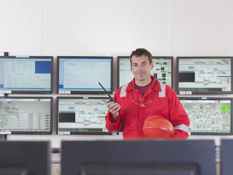 西方人,一个人,站,笑,说,微笑,横图,室内,白天,正面,工作服,制服,通讯,显示器,帽子,欧洲,欧洲人,仅一个男性,仅一个人,仅一个中年男性,握,屏幕,头盔,墙,拿,移动,拿着,注视,通讯设备,显示屏,墙壁,墙面,安全帽,观察,看,站着,握着,通信,观看,对讲机,察看,关注,输出设备,工作制服,交流,男人,男性,中年男性,白种人,沟通,讲话,交谈,说话,谈话,通话,站立,半身,彩图,工作套服,安全服,反光背心,反光服,反光衣