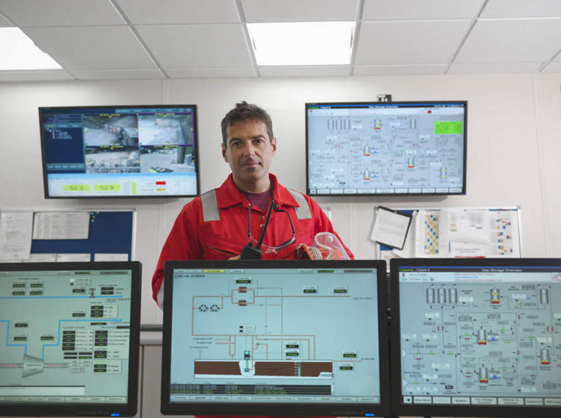 西方人,一个人,站,横图,室内,白天,正面,工作服,制服,显示器,照明,欧洲,欧洲人,仅一个男性,仅一个人,仅一个中年男性,握,阴影,光线,材料,档案,屏幕,文件,影子,纸,墙,灯光,拿,拿着,注视,显示屏,顶灯,墙壁,墙面,灯,手稿,资料,灯具,观察,看,站着,握着,观看,证明,照亮,察看,照明设备,关注,文档,输出设备,工作制服,男人,男性,中年男性,白种人,站立,半身,彩图,工作套服,安全服,反光背心,反光服,反光衣