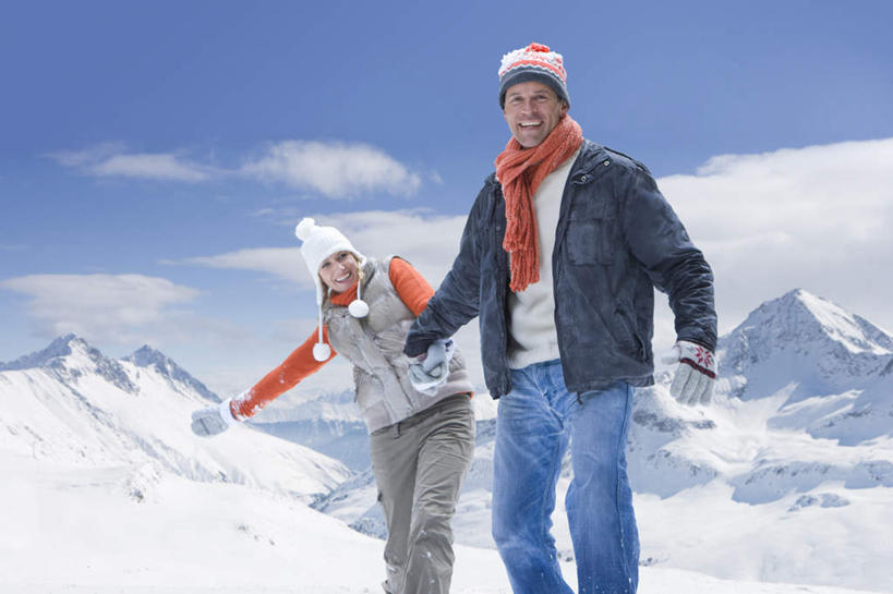 西方人,中年人,两个人,家庭,夫妻,站,握手,笑,微笑,露齿笑,横图,室外,白天,正面,爱情,山,雪,雪山,大雪,帽子,欧洲,欧洲人,牵,服装,装饰,冰,积雪,山峰,雪景,云,云朵,冬季,冬天,山峦,浪漫,云彩,注视,衣服,蓝色,白云,蓝天,天空,围巾,天,观察,看,站着,温暖,温馨,一家人,恩爱,寒冷,恋人,服饰,晴朗,围脖,观看,牵着,保暖,华丽,点缀,和睦,察看,冰冷,御寒,关注,滑雪服,衬托,美观,雅致,雅观,棉帽,严寒,冰凉,酷寒,凛冽,凛凛,极冷,竞技服,旅游服,冬装,男人,男性,女人,女性,中年男性,中年女性,白种人,夫妇,情侣,晴空,搀手,拉手,手拉手,手握手,站立,半身,彩图,伴侣,融洽