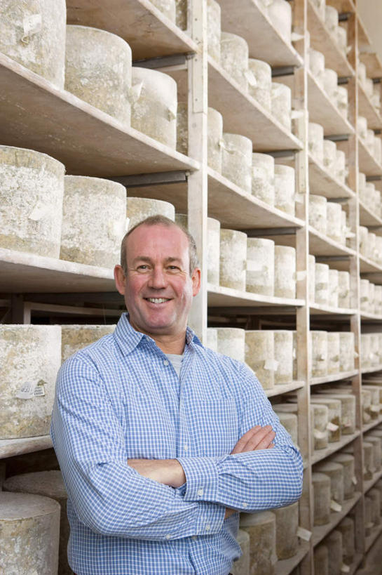 奶酪,西方人,一个人,站,笑,双手交叉,微笑,露齿笑,竖图,室内,白天,正面,欧洲,欧洲人,仅一个男性,仅一个人,仅一个中年男性,一排,许多,服装,整齐,罐子,干酪,起司,芝士,很多,营养,仓库,注视,休闲装,货架,架子,玻璃制品,排列,衣服,玻璃瓶,瓶子,观察,看,站着,休闲,休闲服,乳酪,服饰,观看,察看,乳制品,双手抱胸,队列,关注,陈列架,发酵,男人,男性,中年男性,白种人,站立,半身,彩图,堆栈