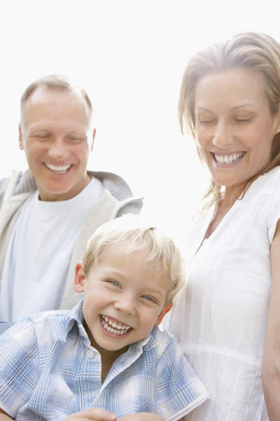 西方人,儿童,中年人,三个人,家庭,夫妻,母亲,父亲,儿子,站,笑,微笑,露齿笑,竖图,室内,白天,白色背景,正面,爱情,纯洁,欧洲,欧洲人,服装,浪漫,注视,休闲装,小孩,衣服,观察,看,站着,休闲,温暖,温馨,父子,母子,三口之家,一家人,休闲服,恩爱,父爱,可爱,母爱,童年,童趣,恋人,摄影,服饰,影棚,观看,和睦,察看,关注,童真,烂漫,无邪,天真,男孩,男人,男性,女人,女性,中年男性,中年女性,白种人,孩子,夫妇,情侣,站立,半身,彩图,影棚拍摄,拍摄,伴侣,融洽,男生