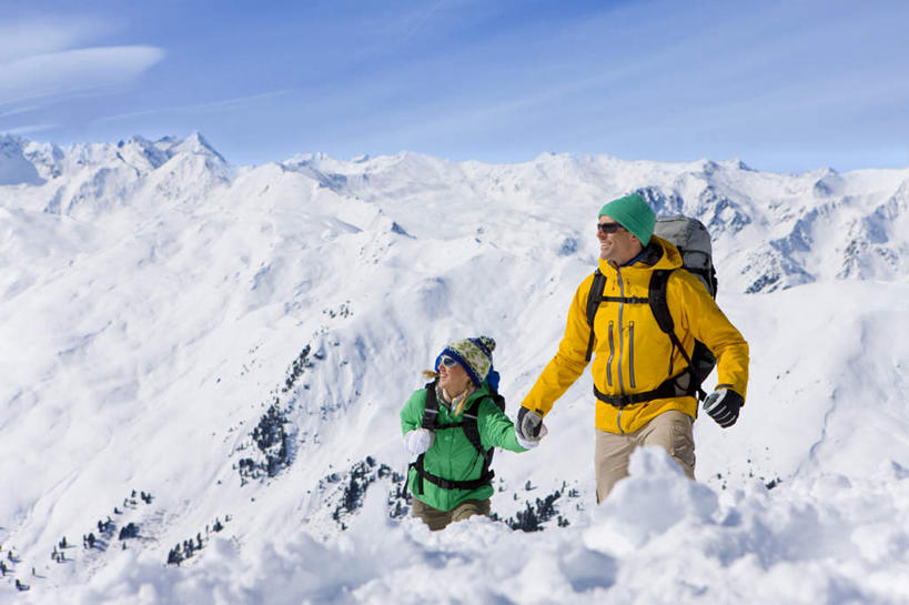 西方人,中年人,两个人,家庭,夫妻,站,握手,横图,室外,白天,正面,爱情,山,雪,雪山,大雪,帽子,欧洲,欧洲人,牵,服装,包,冰,积雪,山峰,雪景,云,云朵,冬季,冬天,山峦,浪漫,云彩,旅行包,注视,衣服,蓝色,白云,蓝天,天空,背包,天,观察,看,站着,温暖,温馨,一家人,恩爱,寒冷,恋人,服饰,晴朗,观看,牵着,保暖,和睦,察看,冰冷,御寒,关注,滑雪服,棉帽,严寒,旅游包,冰凉,酷寒,凛冽,凛凛,极冷,竞技服,旅游服,冬装,男人,男性,女人,女性,中年男性,中年女性,白种人,夫妇,情侣,晴空,搀手,拉手,手拉手,手握手,站立,半身,彩图,伴侣,融洽,双肩包