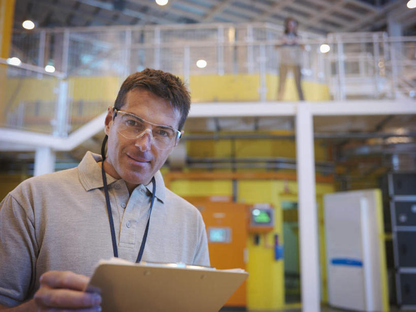 西方人,两个人,伙伴,朋友,机修工,工厂,栏杆,站,横图,室内,白天,正面,友谊,安全,合作,团队,门,照明,欧洲,欧洲人,握,阴影,服装,朦胧,模糊,光线,材料,档案,文件,眼镜,影子,纸,墙,围栏,灯光,防护,拿,拿着,注视,休闲装,护栏,顶灯,墙壁,墙面,灯,工人,衣服,手稿,资料,灯具,门框,观察,看,站着,休闲,休闲服,战略,握着,服饰,观看,护目镜,保护,证明,照亮,察看,照明设备,关注,文档,保险,保全,周全,安稳,安定,联合,合谋,安全防护眼镜,配合,平安,协作,男人,男性,女人,女性,中年男性,中年女性,白种人,机械师,机修工人,站立,半身,彩图,工地,制造厂,防护眼镜