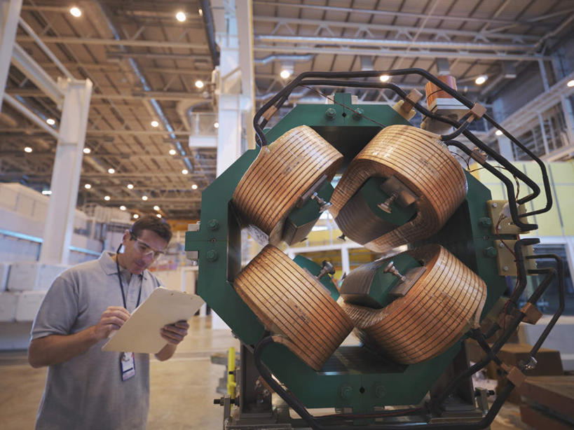 西方人,一个人,机修工,工厂,站,横图,室内,白天,正面,机器,照明,欧洲,欧洲人,仅一个男性,仅一个人,仅一个中年男性,握,阴影,服装,光线,材料,档案,文件,影子,纸,灯光,拿,拿着,注视,休闲装,标识,吊牌,顶灯,灯,工人,衣服,手稿,胸牌,资料,灯具,观察,看,站着,休闲,休闲服,机械,握着,服饰,观看,证明,照亮,察看,徽章,照明设备,关注,文档,身份,胸章,胸卡,编号牌,雕刻牌,工号牌,胸号牌,胸徽,员工牌,男人,男性,中年男性,白种人,机械师,机修工人,站立,半身,彩图,工地,制造厂