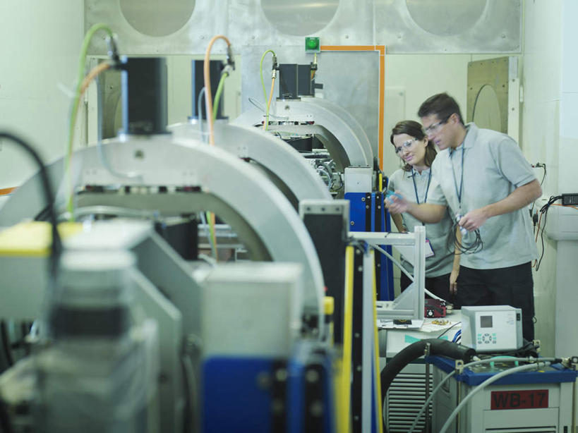 西方人,两个人,伙伴,朋友,机修工,工厂,站,说,横图,室内,白天,正面,讨论,友谊,合作,团队,机器,欧洲,欧洲人,握,服装,电力,电线,线,墙,电能,拿,线路,拿着,注视,休闲装,标识,吊牌,墙壁,墙面,工人,衣服,胸牌,观察,看,站着,休闲,休闲服,机械,战略,握着,服饰,观看,电,电源,电源线,察看,徽章,关注,身份,能量,胸章,胸卡,联合,合谋,编号牌,雕刻牌,工号牌,胸号牌,胸徽,员工牌,交流,配合,协作,男人,男性,女人,女性,中年男性,中年女性,白种人,机械师,机修工人,沟通,讲话,交谈,商讨,说话,谈话,站立,半身,彩图,工地,制造厂