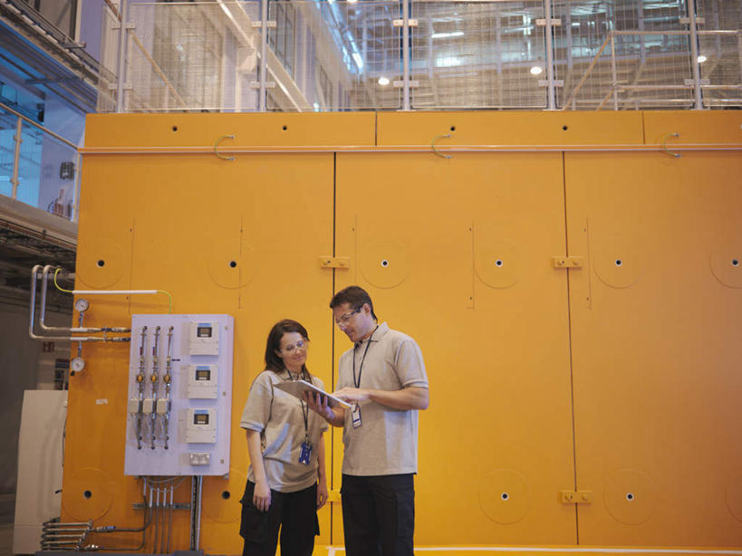 西方人,两个人,伙伴,朋友,机修工,工厂,站,说,横图,室内,白天,正面,讨论,友谊,合作,团队,机器,欧洲,欧洲人,握,服装,材料,档案,文件,纸,墙,拿,拿着,注视,休闲装,墙壁,墙面,工人,衣服,手稿,资料,观察,看,站着,休闲,休闲服,机械,战略,握着,服饰,观看,证明,察看,关注,文档,联合,合谋,交流,配合,协作,男人,男性,女人,女性,中年男性,中年女性,白种人,机械师,机修工人,沟通,讲话,交谈,商讨,说话,谈话,站立,半身,彩图,工地,制造厂